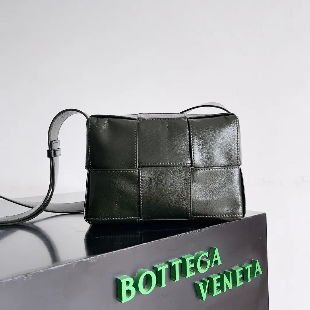 Batch 1640 BOTTEGA VENETA's new mini cassette camera bag. What a beautiful design. This noble one is really unique. The texture is also great. It matches the autumn and winter coat's great temperament. It can hold your various styles of matching, and the high-end double-fabric weaving design is also very NICE! In autumn and winter, it can be simply paired with a sweater or a jacket or a suit. The capacity is enough to hold some small items. The niche design is really amazing. I can’t praise this cool black woven handbag enough! You’ll fall in love with it at first glance, it’s so special~ Both the workmanship and appearance are superb! Style number: 795177 Size: 21*13*6.5cm